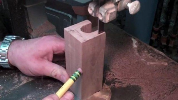 Foto - Elektrogitarı Kalaşnikof'a çevirdi! Bakın nasıl...