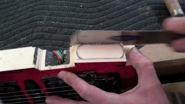 Foto - Elektrogitarı Kalaşnikof'a çevirdi! Bakın nasıl...