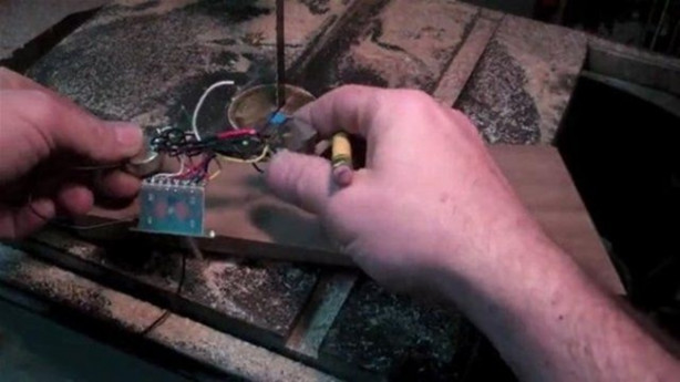 Foto - Elektrogitarı Kalaşnikof'a çevirdi! Bakın nasıl...