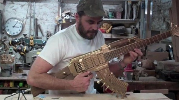 Foto - Elektrogitarı Kalaşnikof'a çevirdi! Bakın nasıl...