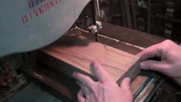 Foto - Elektrogitarı Kalaşnikof'a çevirdi! Bakın nasıl...