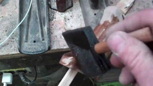 Foto - Elektrogitarı Kalaşnikof'a çevirdi! Bakın nasıl...