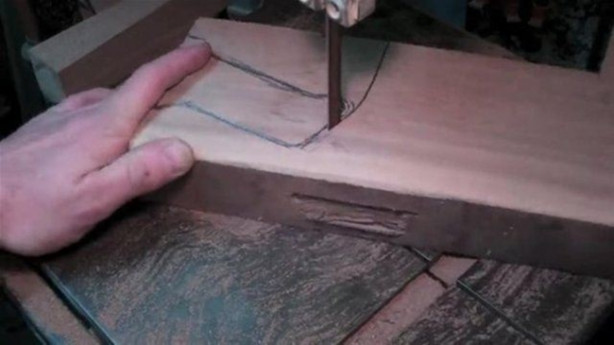 Foto - Elektrogitarı Kalaşnikof'a çevirdi! Bakın nasıl...