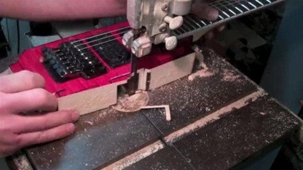 Foto - Elektrogitarı Kalaşnikof'a çevirdi! Bakın nasıl...