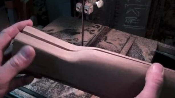 Foto - Elektrogitarı Kalaşnikof'a çevirdi! Bakın nasıl...