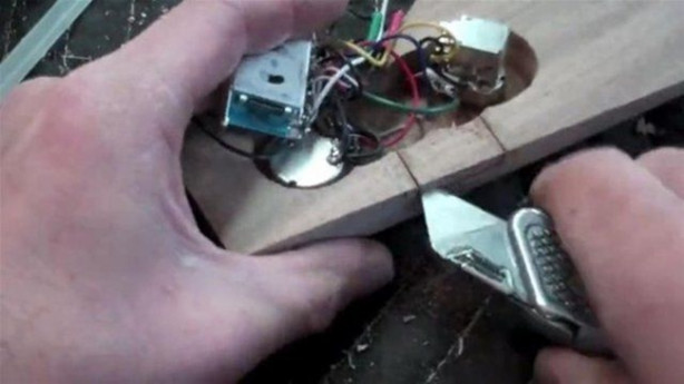 Foto - Elektrogitarı Kalaşnikof'a çevirdi! Bakın nasıl...