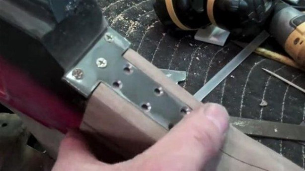 Foto - Elektrogitarı Kalaşnikof'a çevirdi! Bakın nasıl...