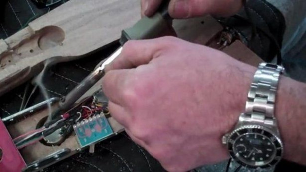 Foto - Elektrogitarı Kalaşnikof'a çevirdi! Bakın nasıl...