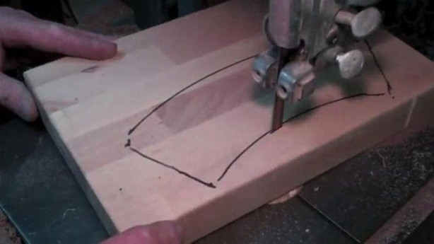 Foto - Elektrogitarı Kalaşnikof'a çevirdi! Bakın nasıl...