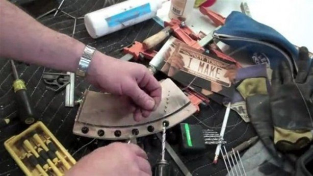 Foto - Elektrogitarı Kalaşnikof'a çevirdi! Bakın nasıl...