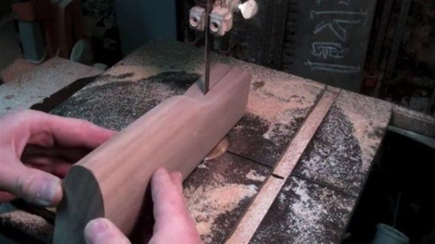 Foto - Elektrogitarı Kalaşnikof'a çevirdi! Bakın nasıl...