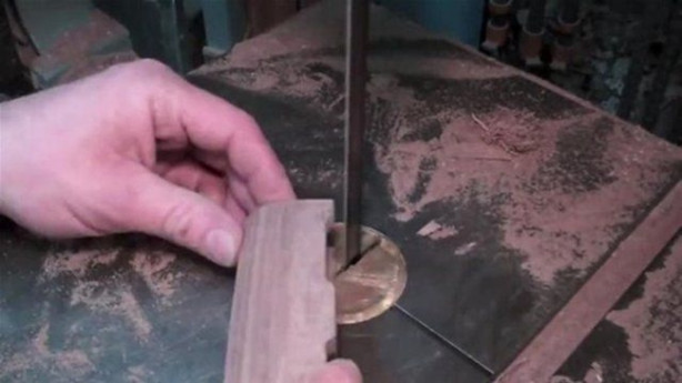 Foto - Elektrogitarı Kalaşnikof'a çevirdi! Bakın nasıl...