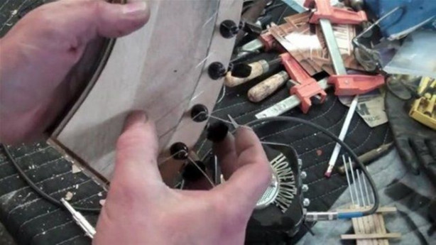 Foto - Elektrogitarı Kalaşnikof'a çevirdi! Bakın nasıl...