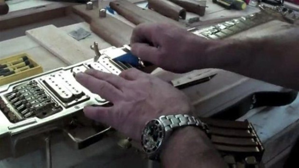 Foto - Elektrogitarı Kalaşnikof'a çevirdi! Bakın nasıl...