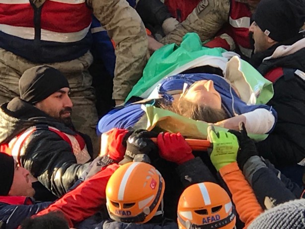 Foto - Elhamdulillah! 101 saat sonra canlı çıkarıldılar!