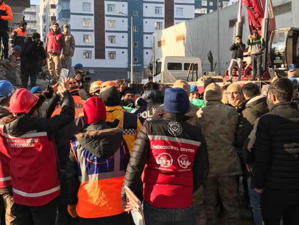 Foto - Elhamdulillah! 101 saat sonra canlı çıkarıldılar!
