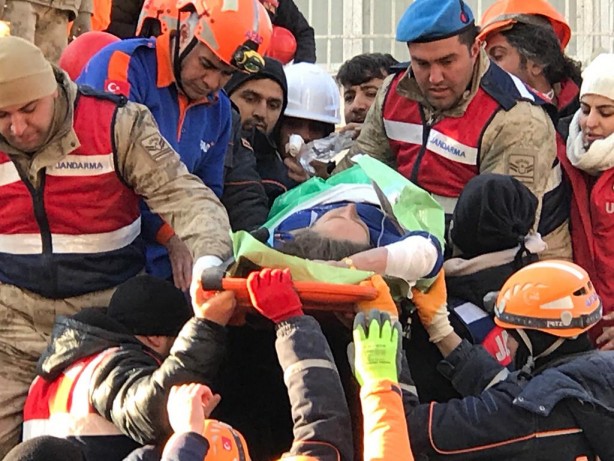 Foto - Elhamdulillah! 101 saat sonra canlı çıkarıldılar!