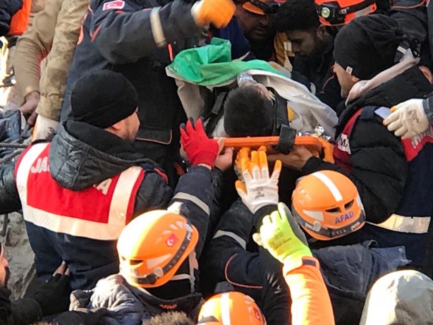 Foto - Elhamdulillah! 101 saat sonra canlı çıkarıldılar!