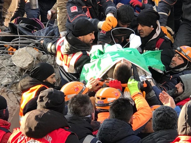 Foto - Elhamdulillah! 101 saat sonra canlı çıkarıldılar!