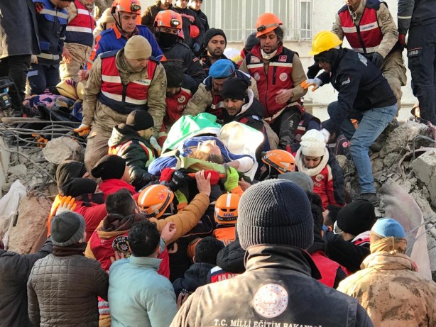 Foto - Elhamdulillah! 101 saat sonra canlı çıkarıldılar!