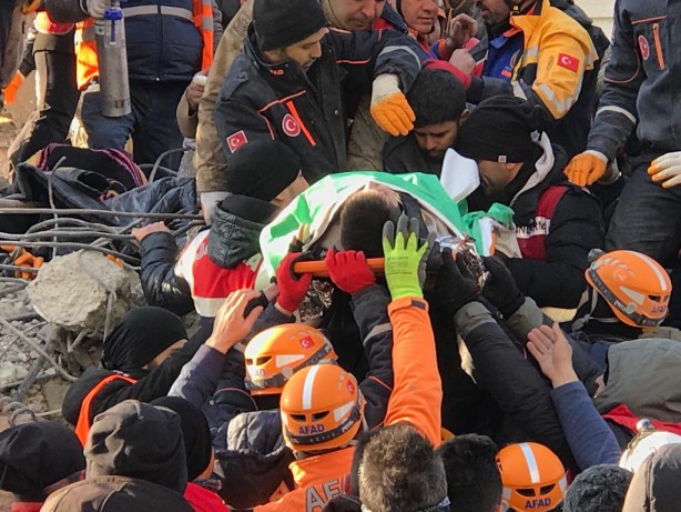 Foto - Elhamdulillah! 101 saat sonra canlı çıkarıldılar!