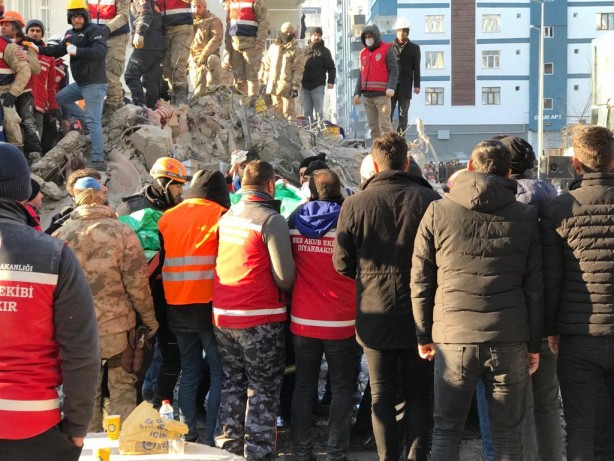 Foto - Elhamdulillah! 101 saat sonra canlı çıkarıldılar!