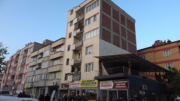 Foto - Elinde sigarayla apartmana girdi! Ortalık savaş alanına döndü çünkü... 