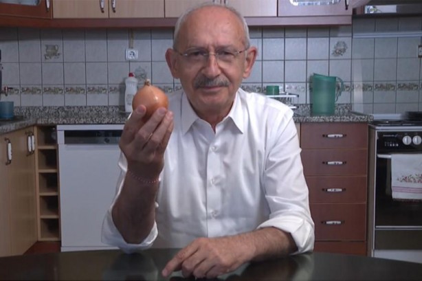 Elinde soğanla siyaset yapanları üzen haber! Etiket fiyatı değişti