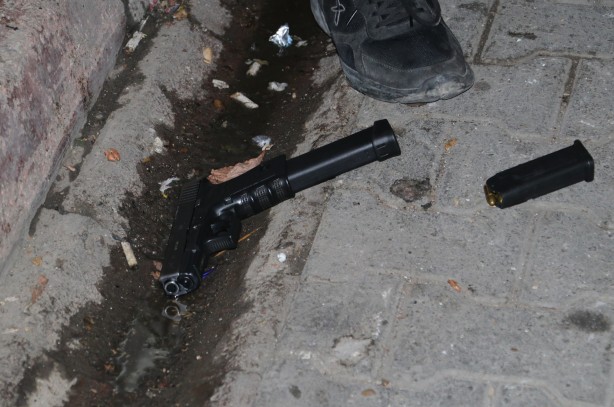 Foto - Elinde tabancayla saldırıya gitti, silahla vurularak ağır yaralandı