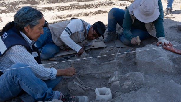 Foto - Elinde tuttuğu insan kemiği! Onlarcası bulundu