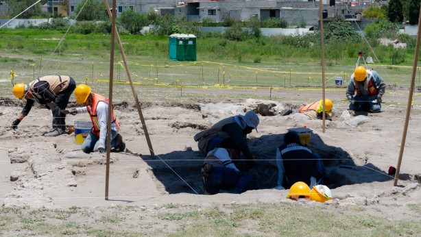 Foto - Elinde tuttuğu insan kemiği! Onlarcası bulundu