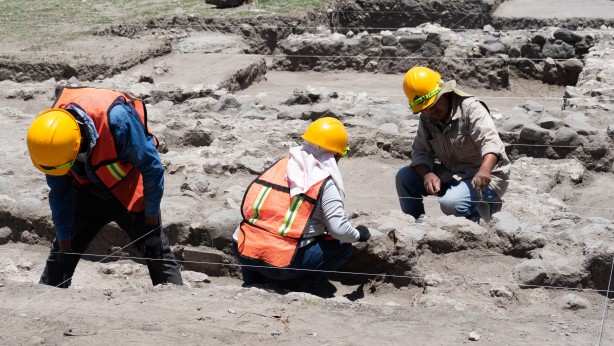 Foto - Elinde tuttuğu insan kemiği! Onlarcası bulundu