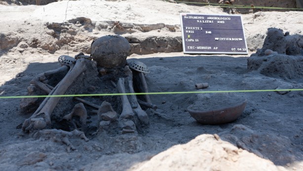 Foto - Elinde tuttuğu insan kemiği! Onlarcası bulundu