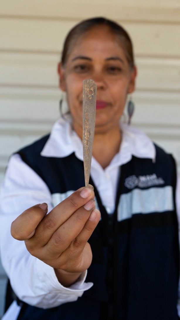 Elinde tuttuğu insan kemiği! Onlarcası bulundu