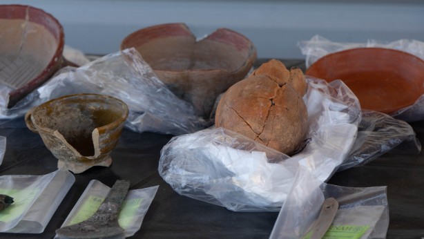 Foto - Elinde tuttuğu insan kemiği! Onlarcası bulundu