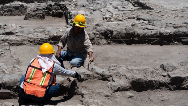 Foto - Elinde tuttuğu insan kemiği! Onlarcası bulundu