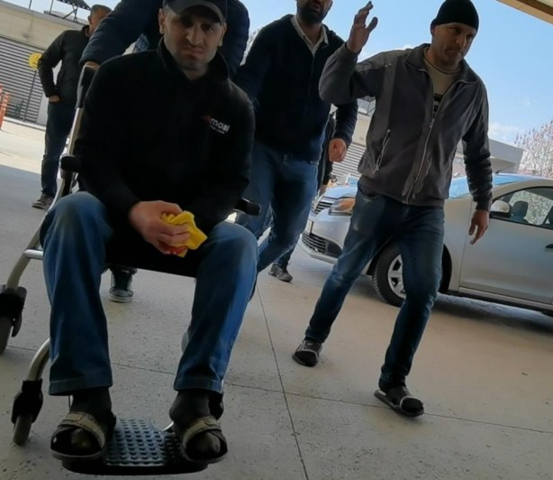 Foto - Elindeki poşette 3 parmak var!