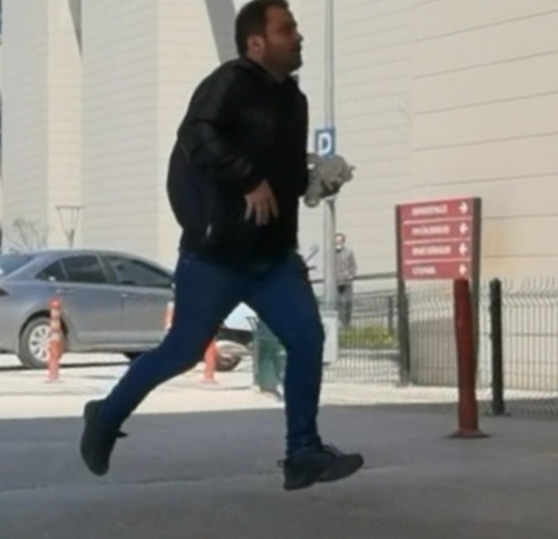 Foto - Elindeki poşette 3 parmak var!