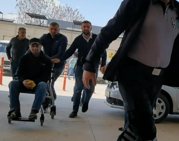 Elindeki poşette 3 parmak var!