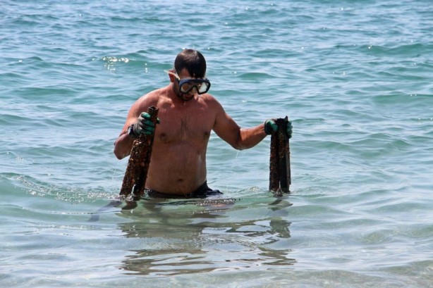 Elindekileri gören tatilciler şaşkın! Denizin dibinden adeta para basıyor