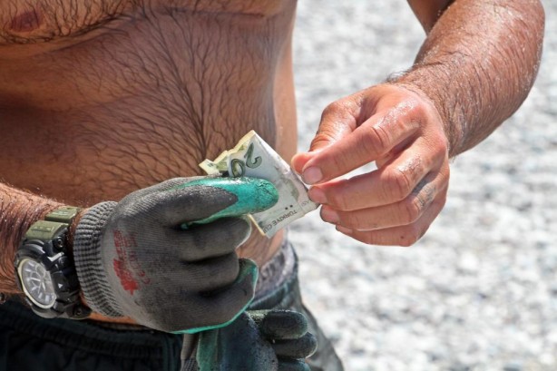 Foto - Elindekileri gören tatilciler şaşkın! Denizin dibinden adeta para basıyor