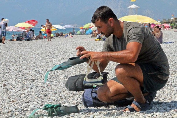 Foto - Elindekileri gören tatilciler şaşkın! Denizin dibinden adeta para basıyor