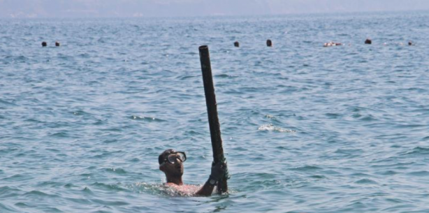 Foto - Elindekileri gören tatilciler şaşkın! Denizin dibinden adeta para basıyor