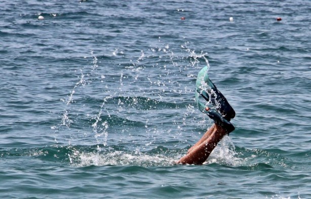 Foto - Elindekileri gören tatilciler şaşkın! Denizin dibinden adeta para basıyor