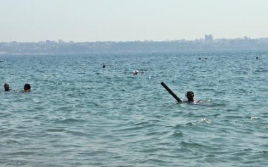 Foto - Elindekileri gören tatilciler şaşkın! Denizin dibinden adeta para basıyor