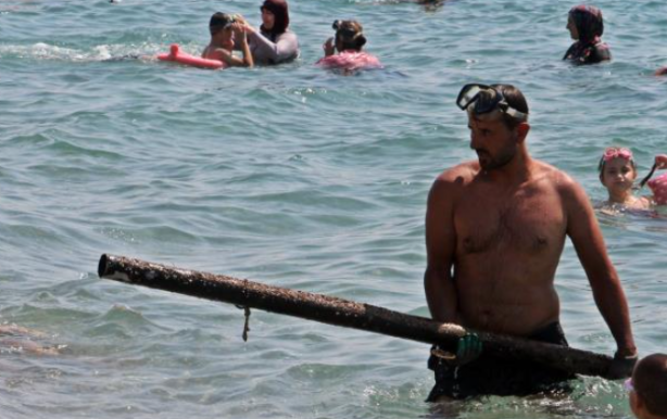 Foto - Elindekileri gören tatilciler şaşkın! Denizin dibinden adeta para basıyor