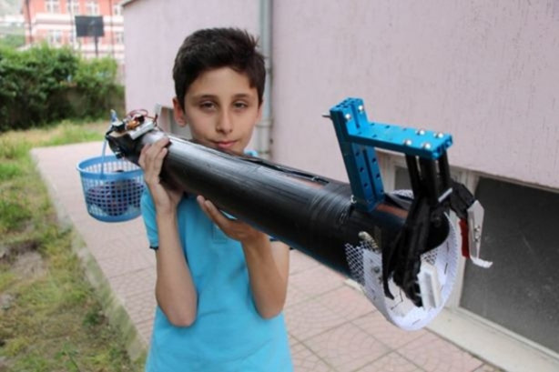 Elindekini herkes roketatar zannetti!