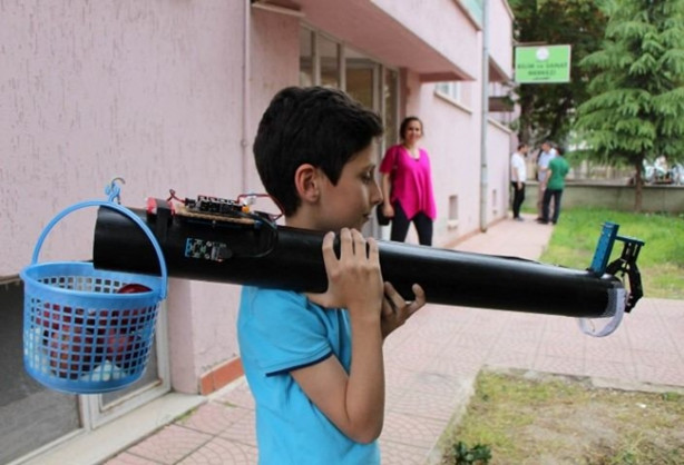 Foto - Elindekini herkes roketatar zannetti!