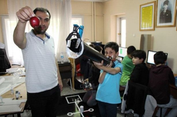 Foto - Elindekini herkes roketatar zannetti!