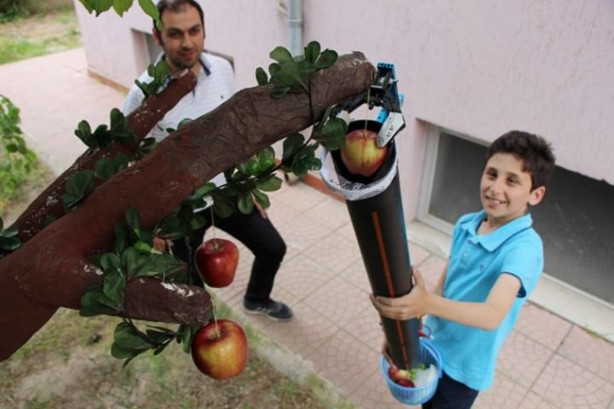 Foto - Elindekini herkes roketatar zannetti!